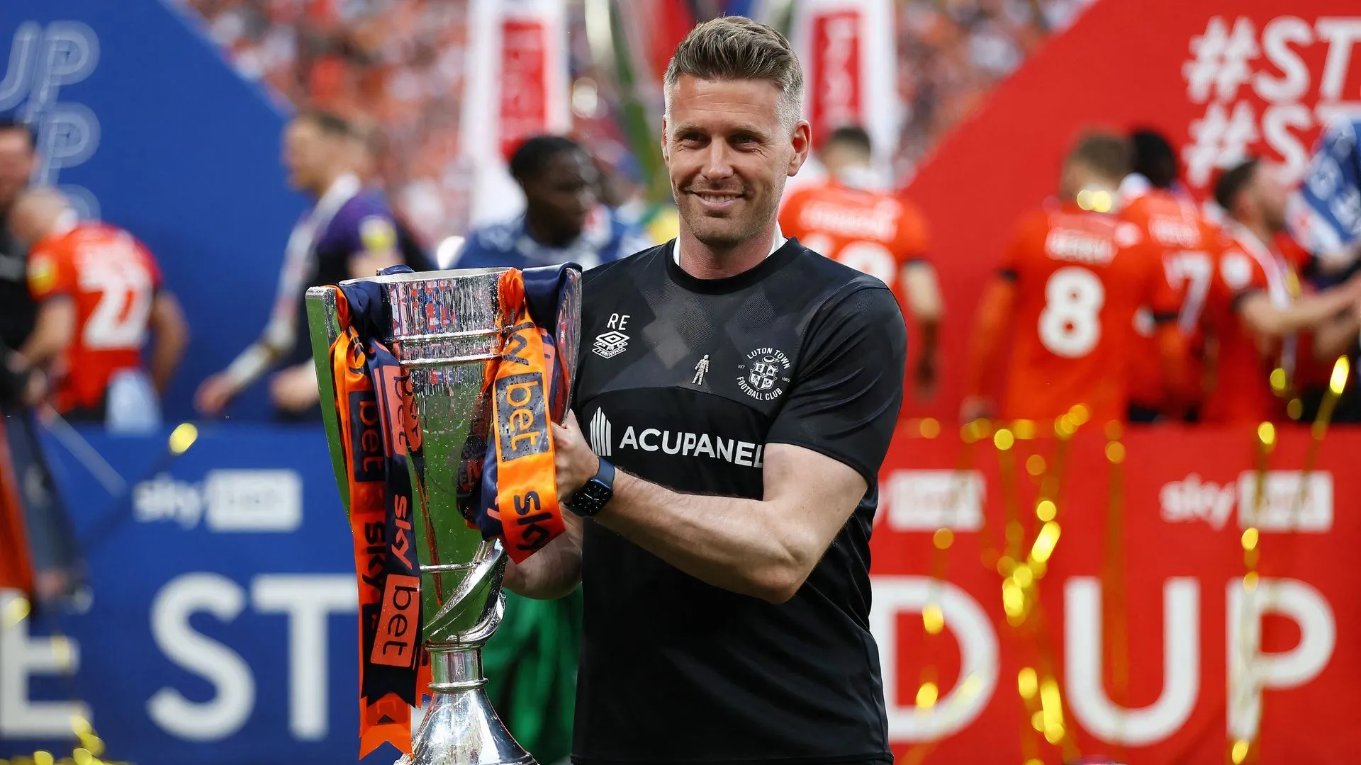 Rob Edwards ăn mừng thăng hạng Premier League cùng Luton Town