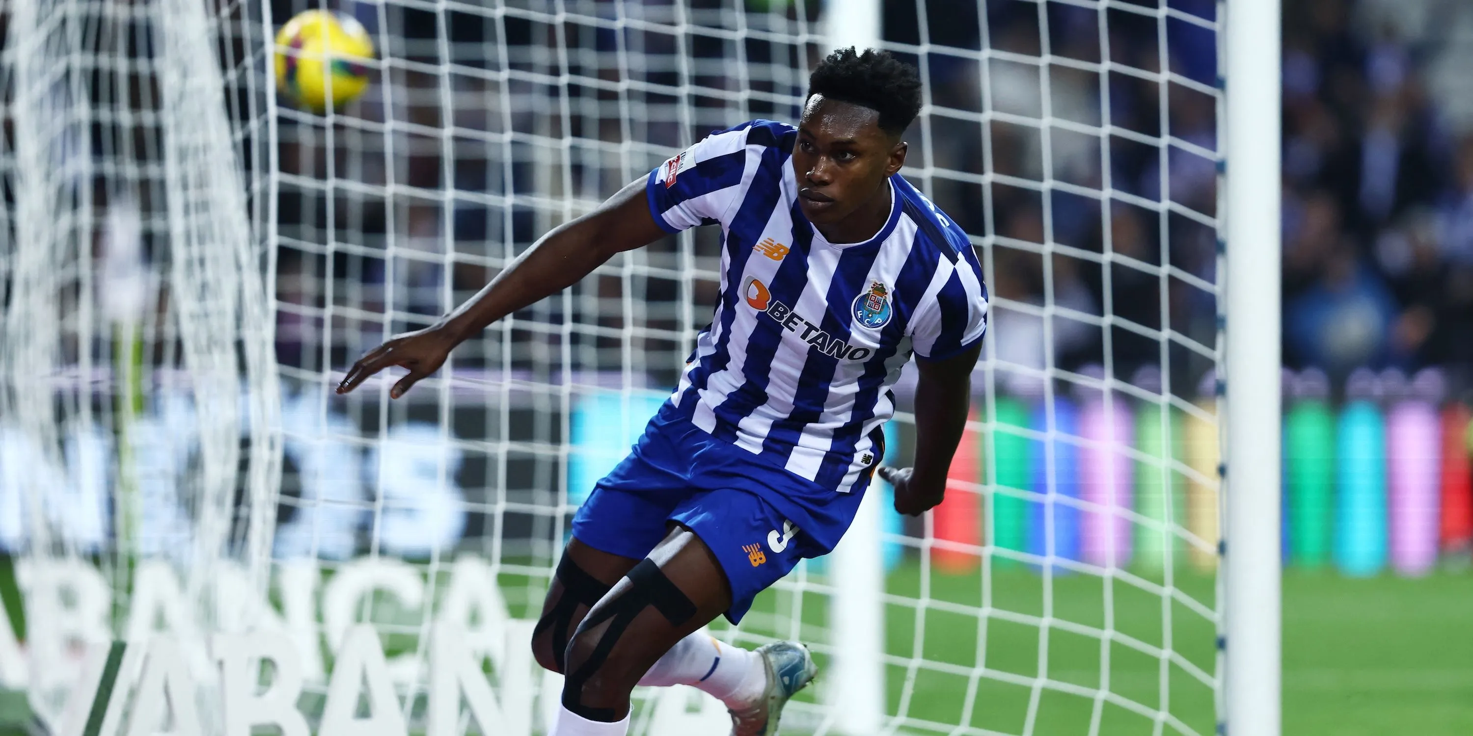 Samu Omorodion trong màu áo FC Porto ăn mừng bàn thắng