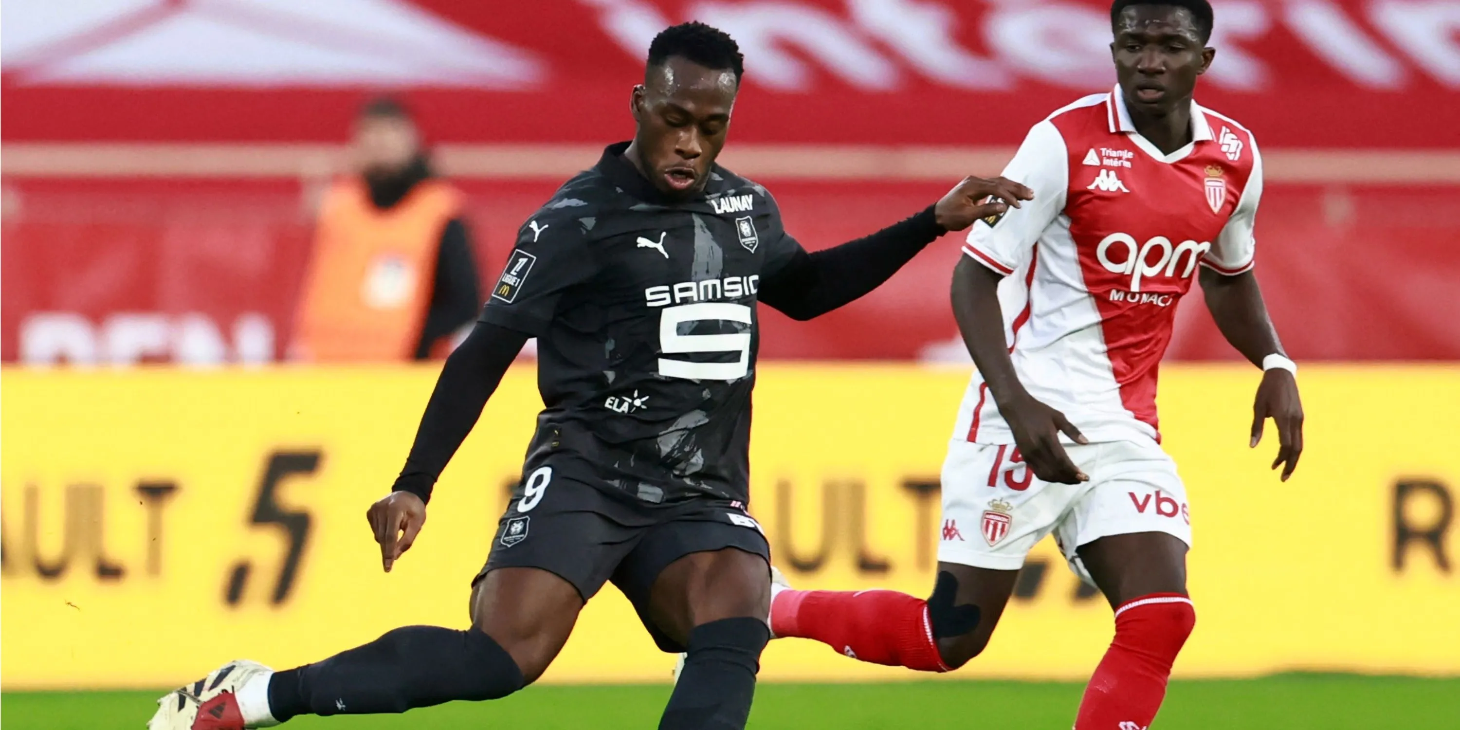 Tiền đạo Arnaud Kalimuendo trong màu áo Stade Rennais tại Ligue 1