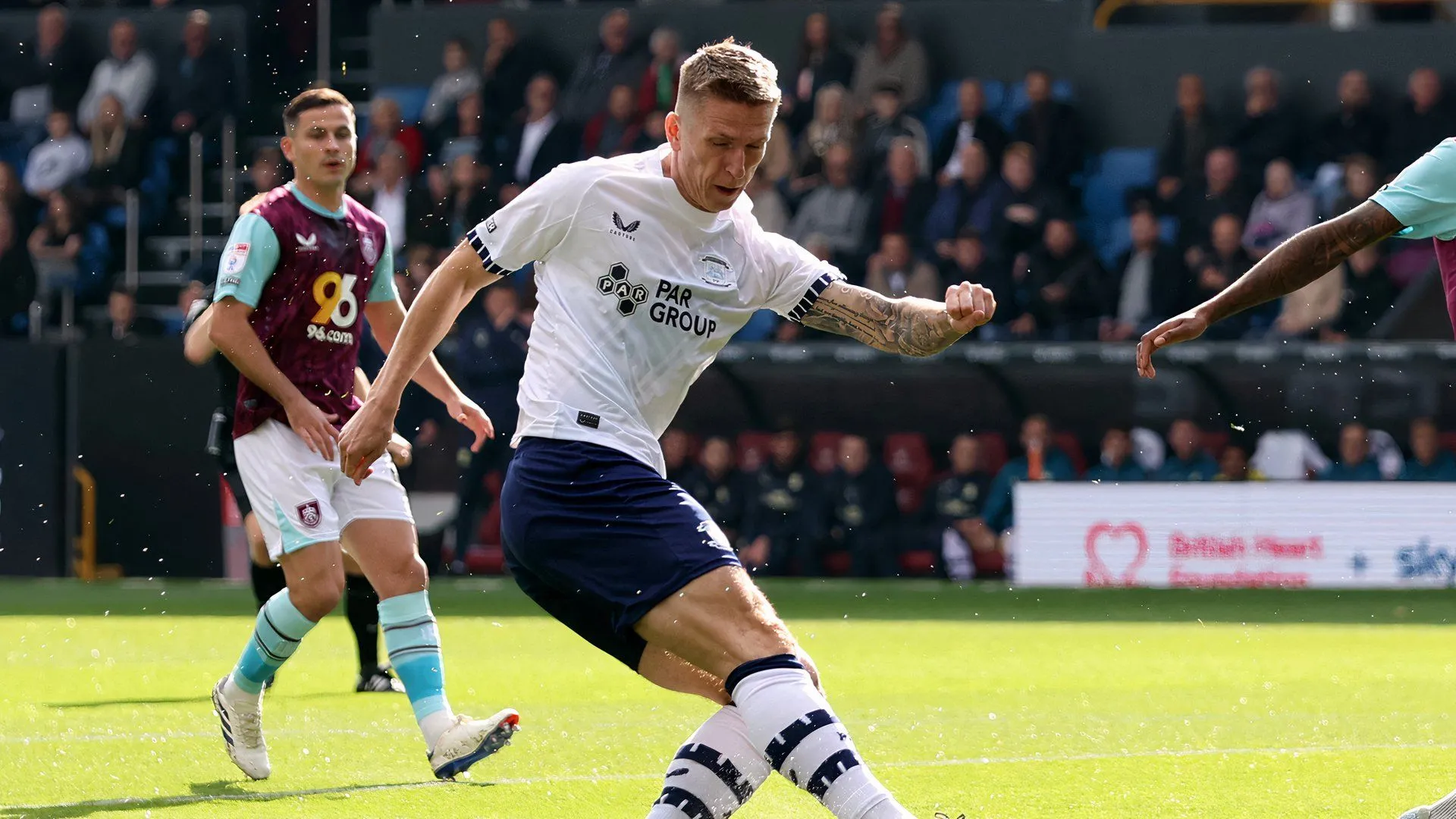 Tiền đạo Emil Riis trong màu áo Preston North End tại giải Championship