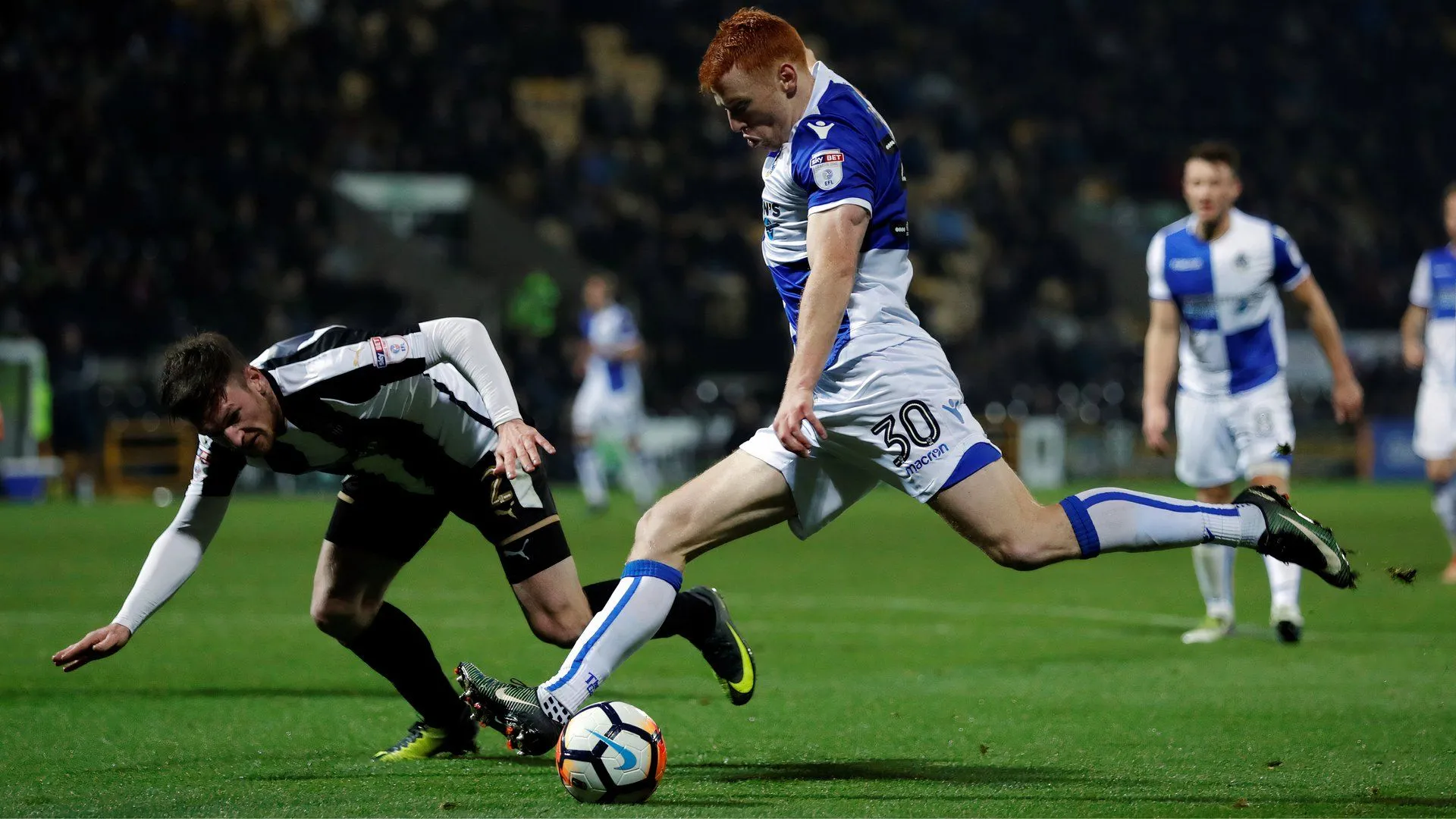 Tiền đạo Rory Gaffney ăn mừng bàn thắng trong màu áo Bristol Rovers