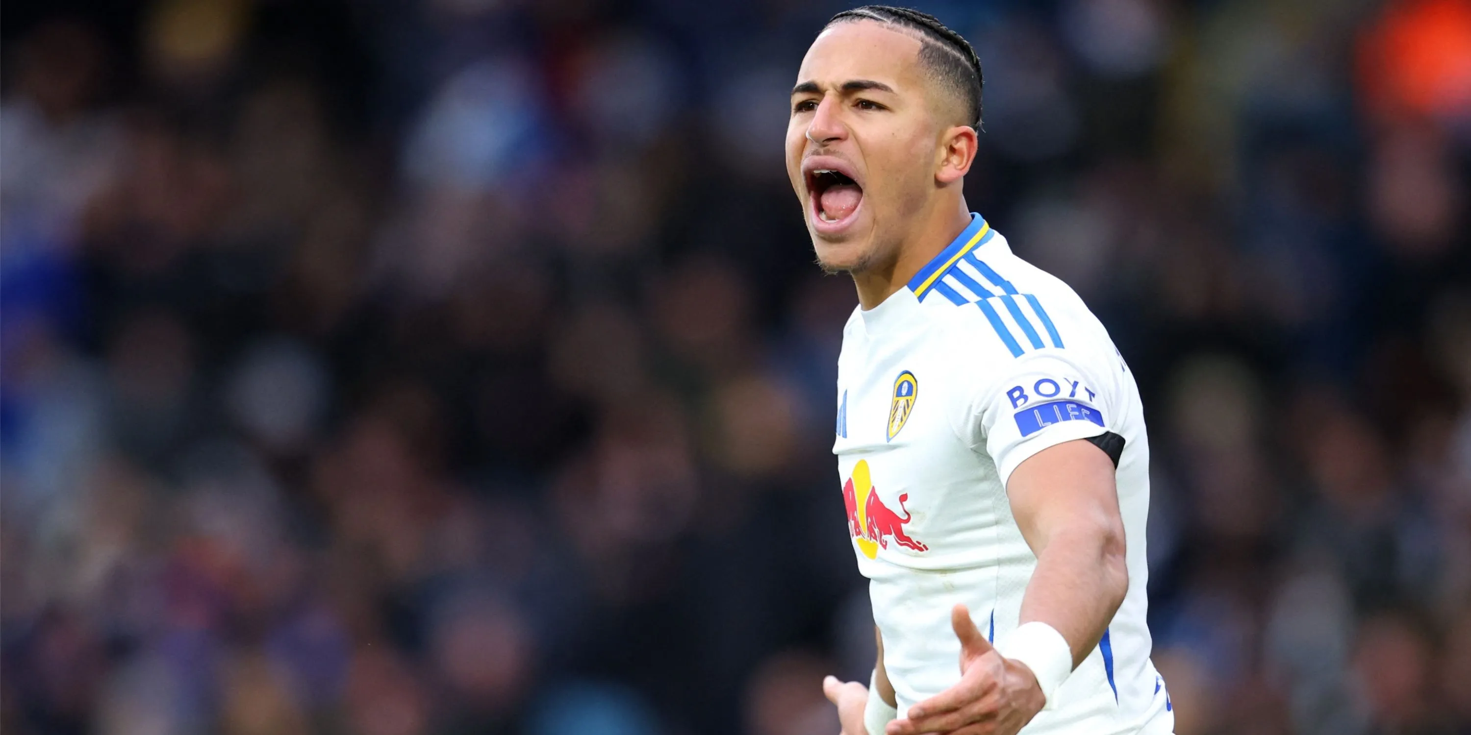 Tiền đạo trẻ Mateo Joseph của Leeds United đang thi đấu trên sân cỏ