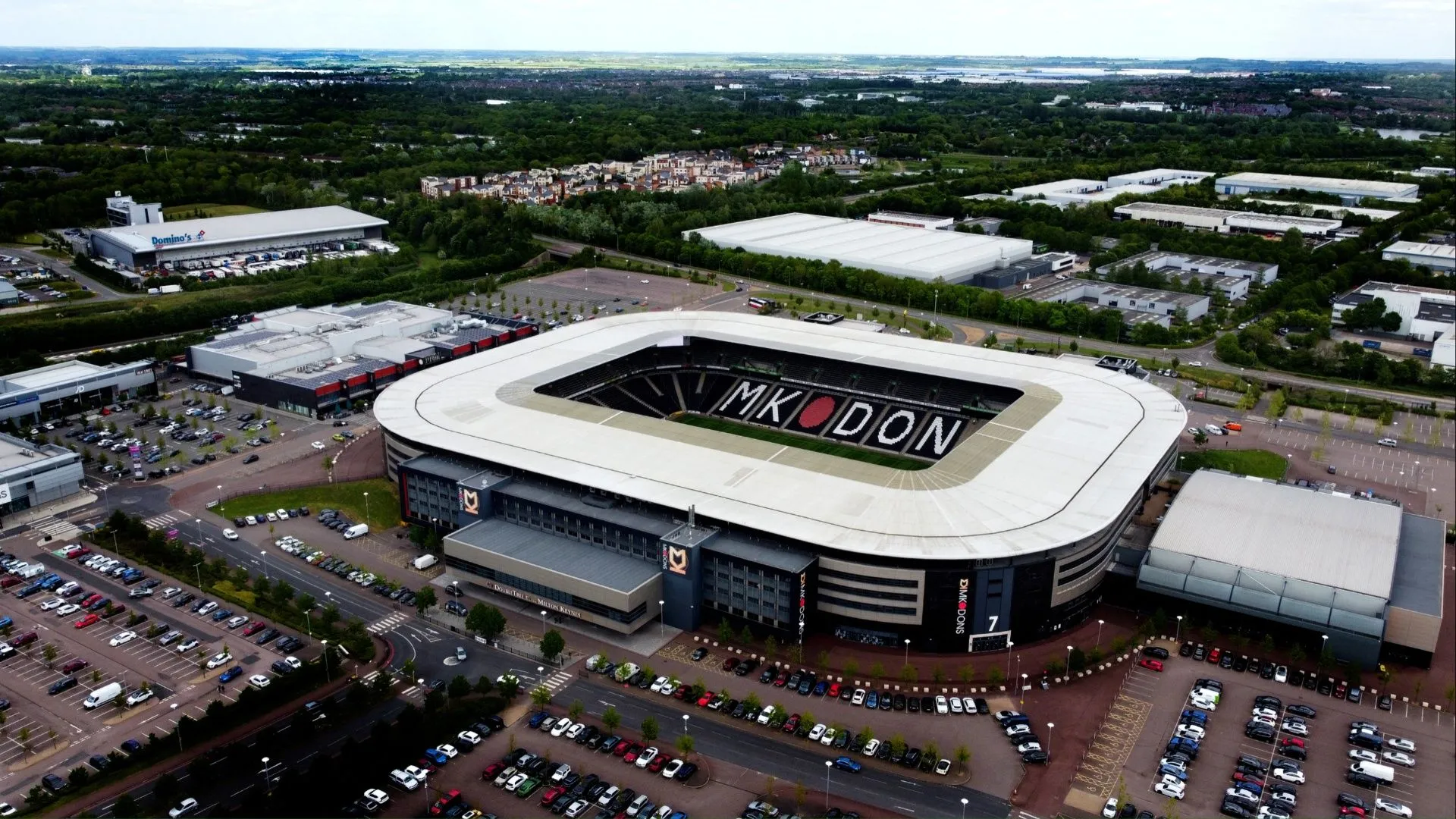 Tổng hợp hình ảnh liên quan đến thương vụ Aaron Collins gia nhập MK Dons