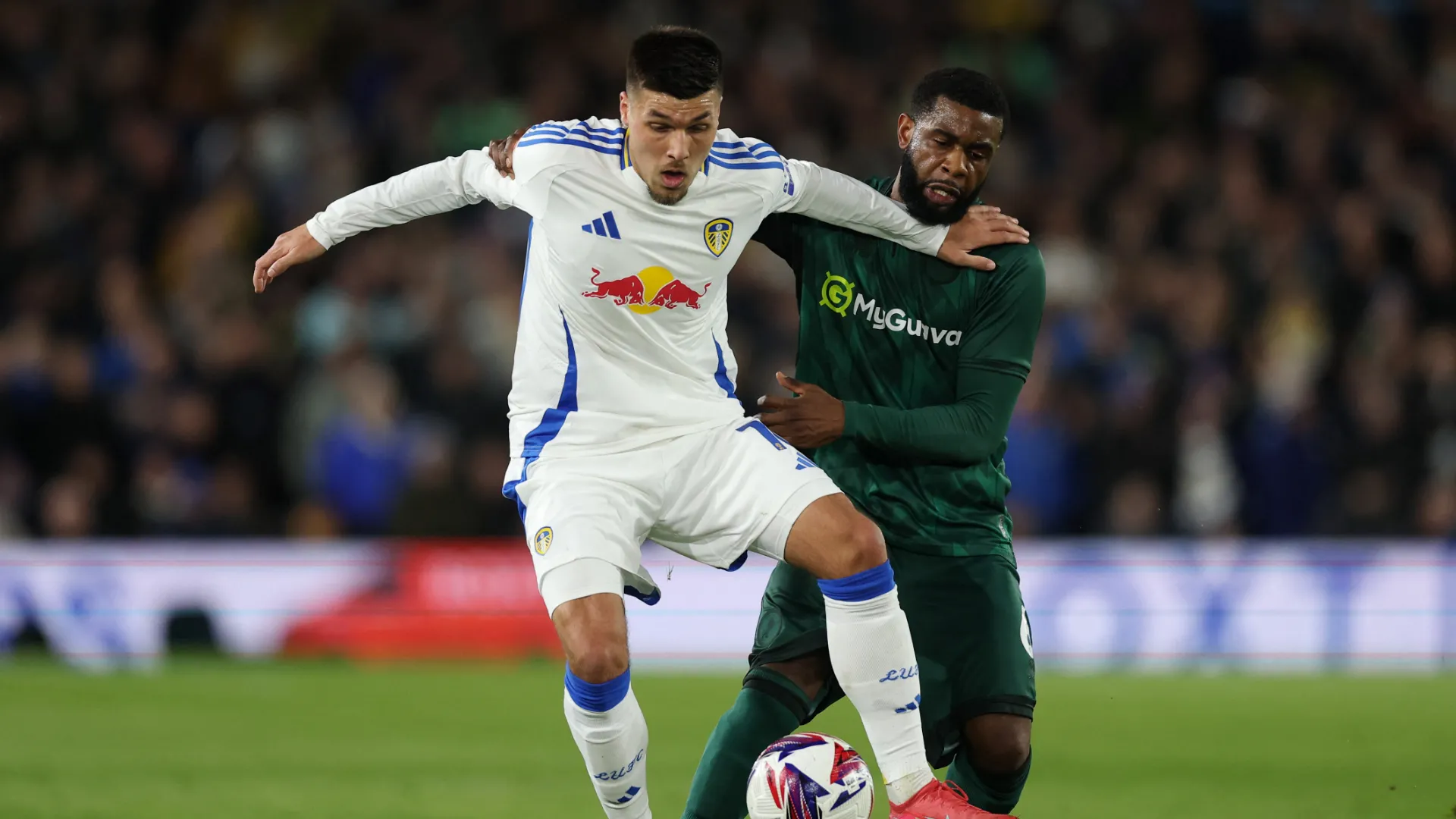 Trung vệ Japhet Tanganga thi đấu cho Millwall mùa giải 2023/2024