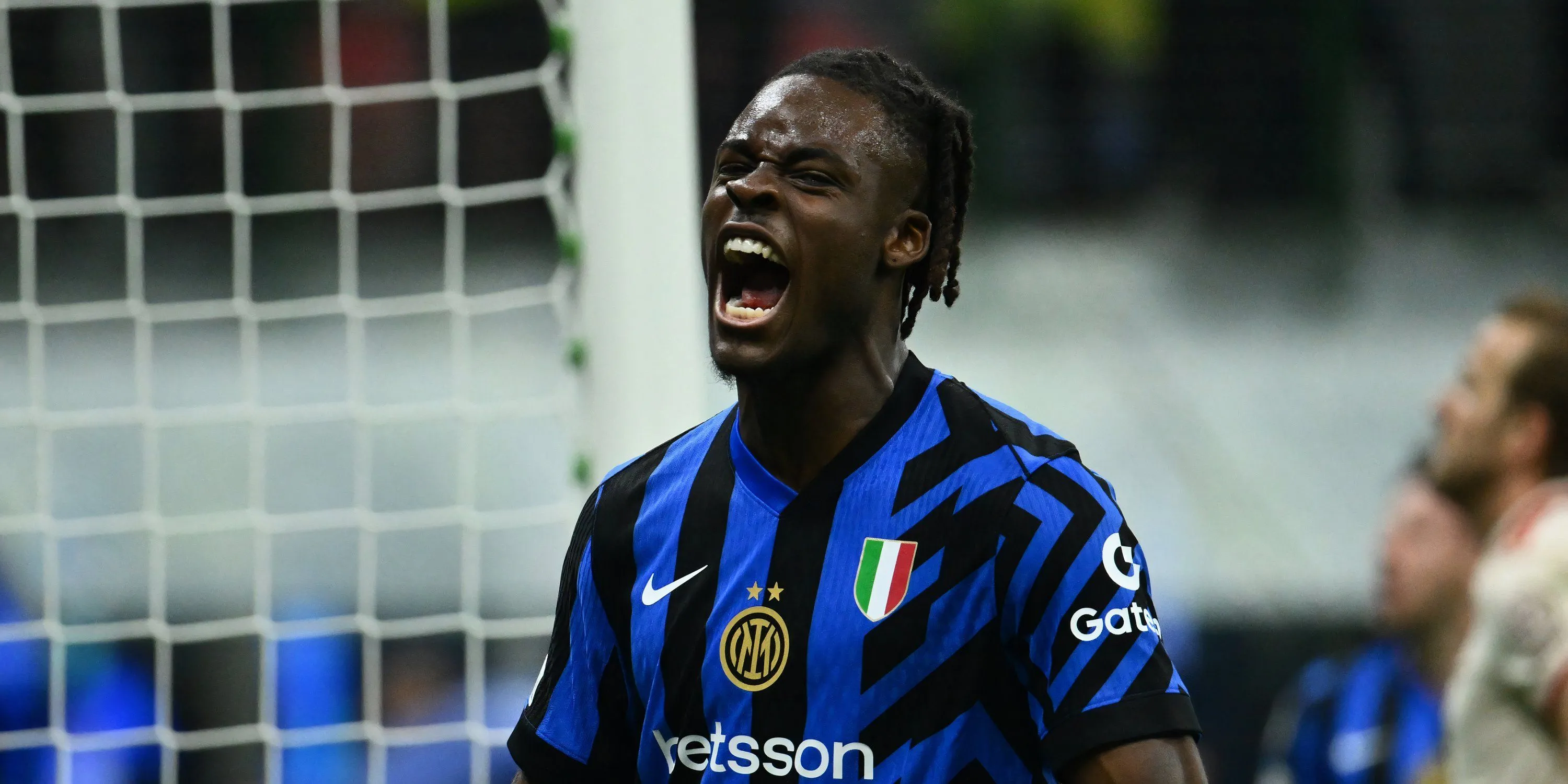 Trung vệ Yann Bisseck của Inter Milan trên sân cỏ