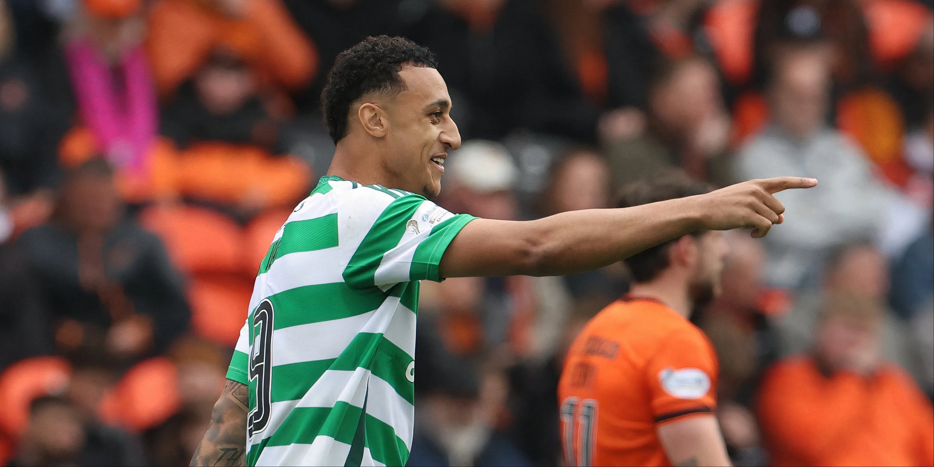 Adam Idah, tiền đạo từng khoác áo Norwich City, trong màu áo Celtic, đối mặt với tương lai đầy thách thức tại Parkhead