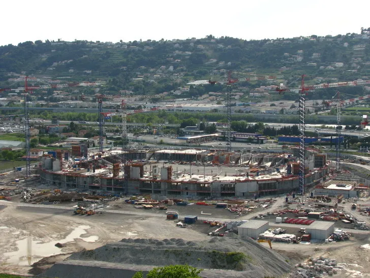 Allianz Riviera đang trong quá trình xây dựng vào tháng 4 năm 2012, với khung cảnh công trường nhộn nhịp