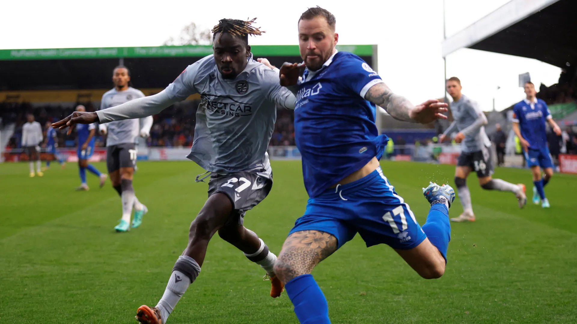 Amadou Mbengue trong màu áo Reading FC, biểu tượng của sự nỗ lực.