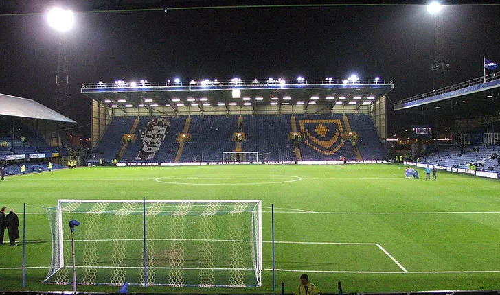 Ánh đèn rực sáng trên sân Fratton Park trước trận đấu đêm của Portsmouth