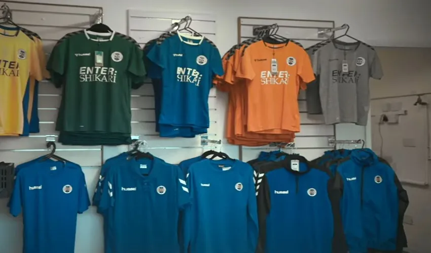 Áo đấu sân nhà truyền thống xanh vàng của St Albans City FC