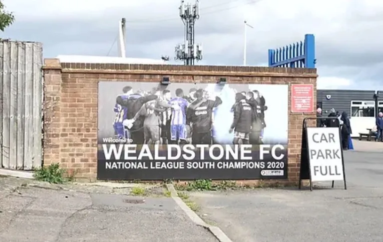 Bảng hiệu lối vào sân vận động Grosvenor Vale, biểu tượng của CLB Wealdstone FC