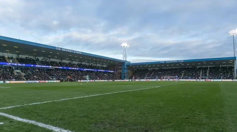 Bầu không khí nhộn nhịp tại sân vận động Priestfield vào ngày diễn ra trận đấu, với các khán đài rực rỡ sắc màu của cổ động viên Gillingham.