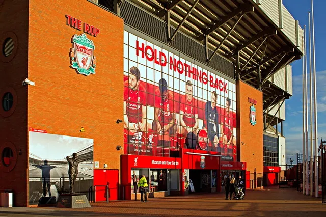 Bên ngoài khán đài The Kop, biểu tượng của sự cuồng nhiệt và linh hồn của sân Anfield