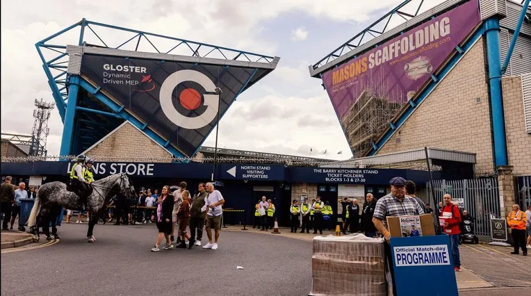 Bên ngoài sân The Den, một góc nhìn khác của thánh địa bóng đá Millwall