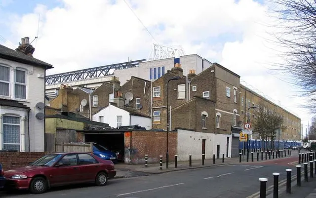 Bên ngoài sân vận động White Hart Lane nhìn từ đường Vicarage, một góc quen thuộc với người hâm mộ