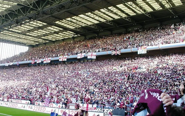 Bên trong khán đài Holte End nhìn từ góc sân, cho thấy sức chứa ấn tượng của Villa Park.