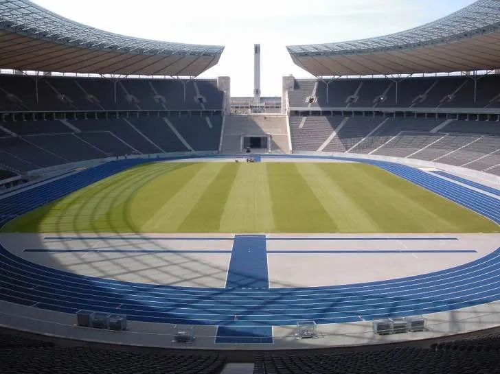 Bên trong Olympiastadion Berlin, nhìn từ khu vực khán đài cao