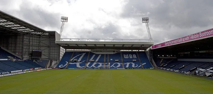 Bên trong sân vận động The Hawthorns, hàng ghế khán giả chờ đón trận đấu.