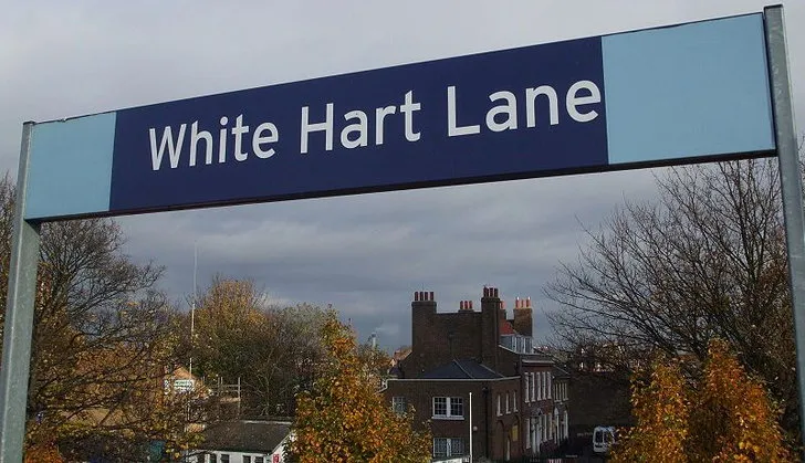 Biển báo nhà ga White Hart Lane, điểm đến của người hâm mộ trên đường đến sân vận động Tottenham
