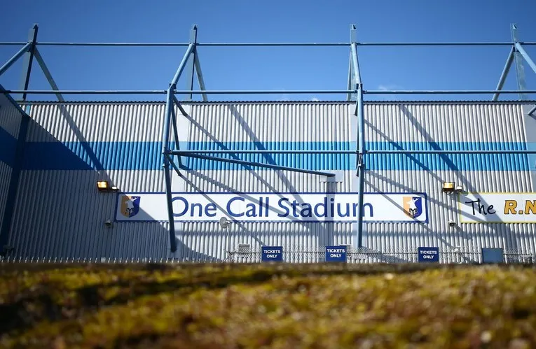 Biển hiệu cổ kính của sân vận động Field Mill, minh chứng cho bề dày lịch sử của sân nhà Mansfield Town