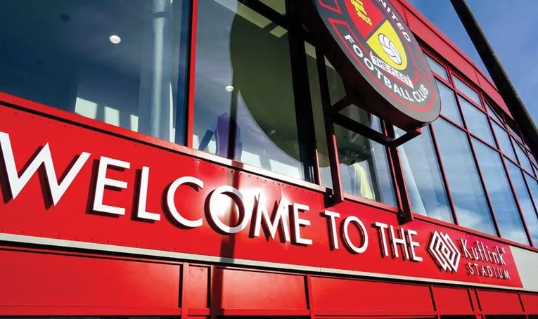 Biển hiệu cổ kính của sân vận động Stonebridge Road, chào đón người hâm mộ Ebbsfleet United