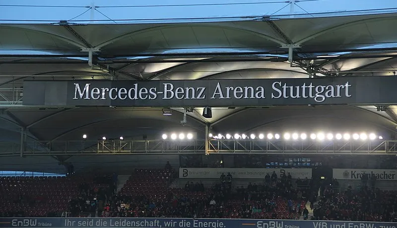 Biển hiệu MHPArena Stuttgart nổi bật, biểu tượng của sự hợp tác giữa bóng đá và các thương hiệu hàng đầu nước Đức