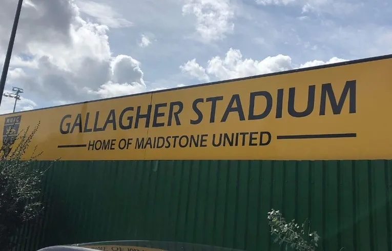 Biển hiệu sân Gallagher Stadium Maidstone