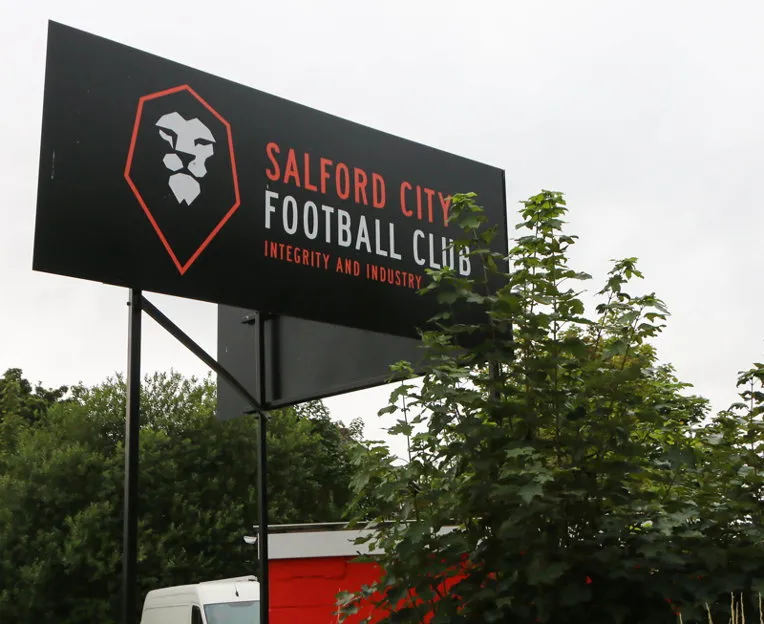 Biểu tượng và biển hiệu của câu lạc bộ Salford City FC