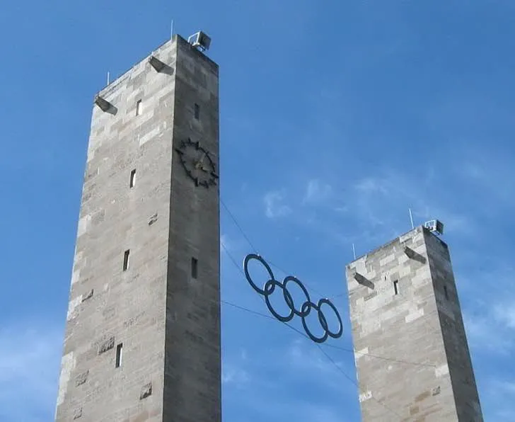 Biểu tượng Vòng tròn Olympic sừng sững trước sân Olympiastadion, gợi nhớ lịch sử hào hùng