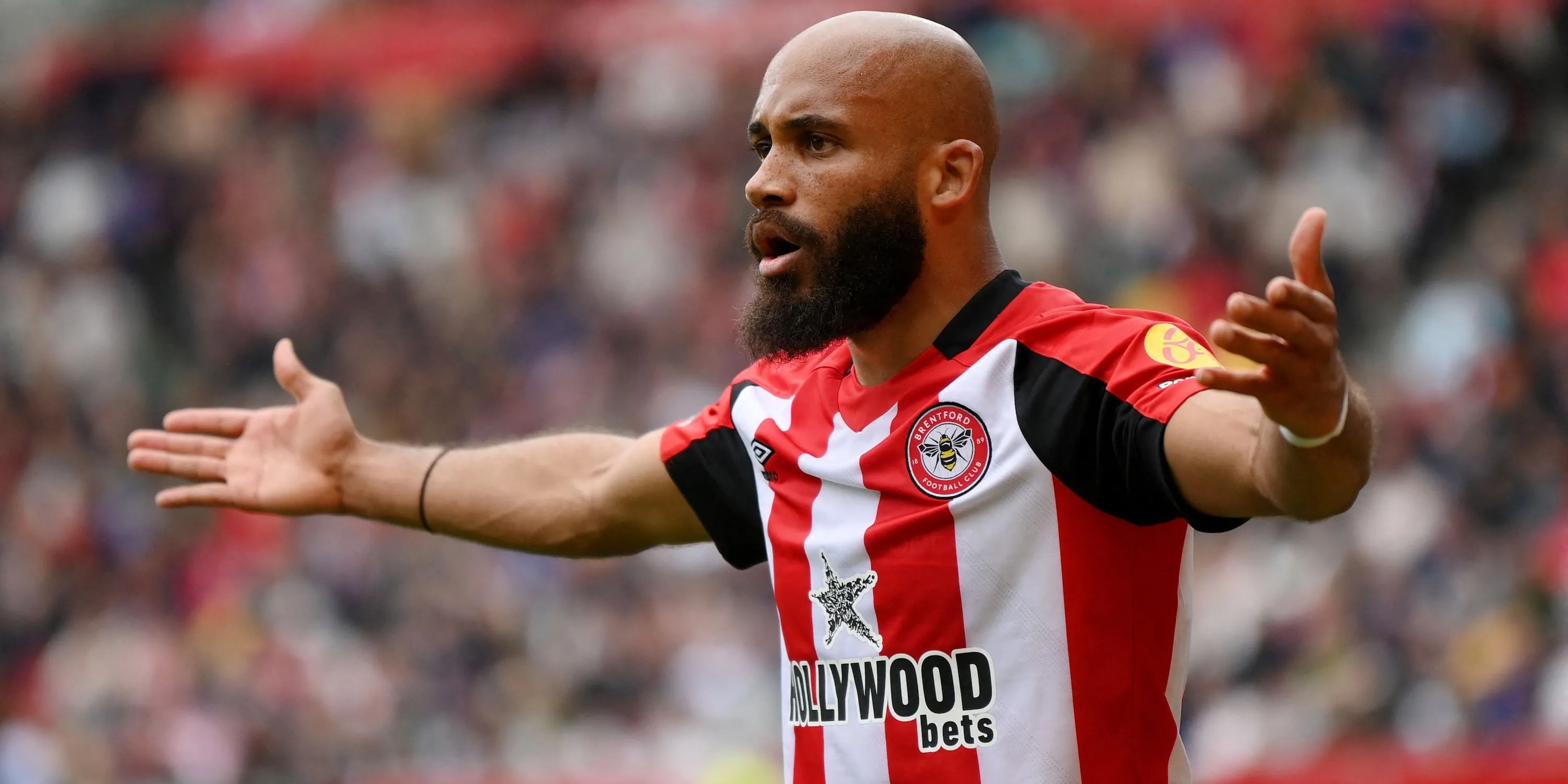 Bryan Mbeumo thi đấu trong màu áo Brentford, cho thấy sự đa năng của mình