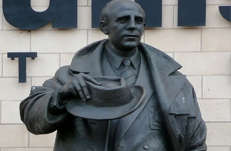 Bức tượng huyền thoại Stan Cullis uy nghi bên ngoài sân Molineux, biểu tượng của sự vĩ đại