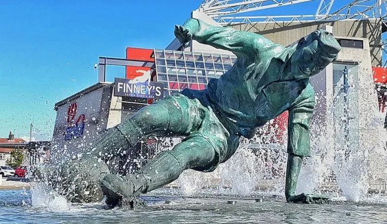 Bức tượng Sir Tom Finney &quot;The Splash&quot; tại Deepdale, tôn vinh huyền thoại của Preston North End