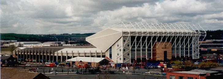 Cận cảnh bên ngoài sân vận động Elland Road, lối vào huyền thoại của câu lạc bộ Leeds United.