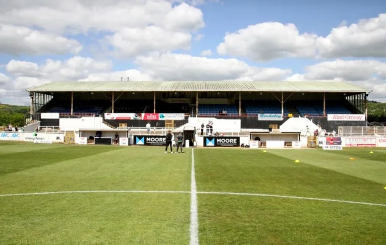 Cận cảnh khán đài chính Grandstand tại sân vận động Twerton Park, nơi có tầm nhìn tốt nhất