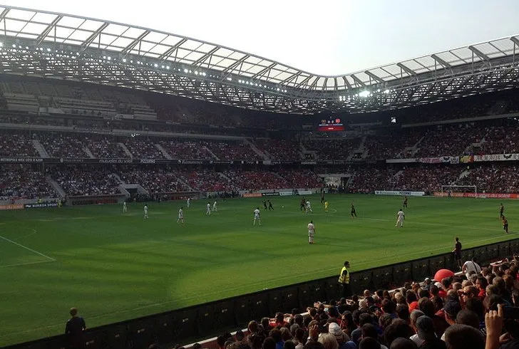 Cận cảnh không gian bên trong sân vận động Allianz Riviera với tầm nhìn rộng lớn