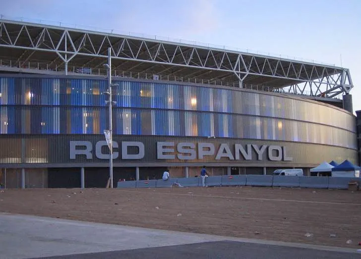 Cận cảnh kiến trúc độc đáo bên ngoài sân Stage Front Stadium vào ban ngày