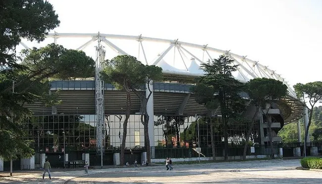Cận cảnh mặt ngoài sân vận động Stadio Olimpico với kiến trúc độc đáo