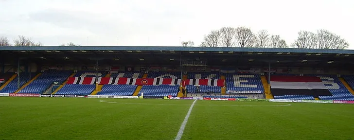 Cận cảnh một khán đài trống trải tại sân Gigg Lane của Bury FC