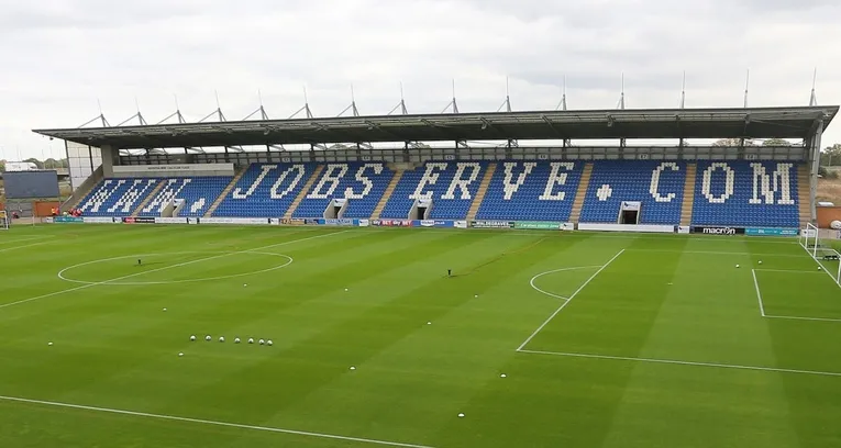 Cận cảnh sân cỏ JobServe Community Stadium, sân nhà Colchester United