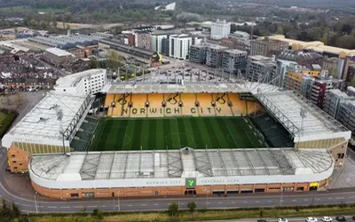 Cận cảnh từ trên cao sân vận động Carrow Road, biểu tượng của Norwich City