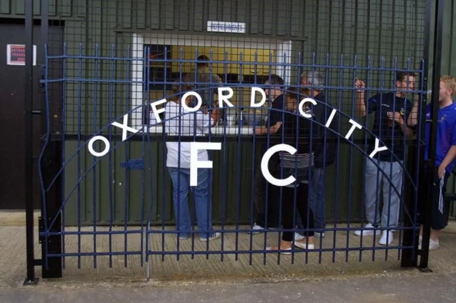 Cánh cổng cũ từ sân Whitehouse Ground của Oxford City FC, dấu ấn lịch sử CLB
