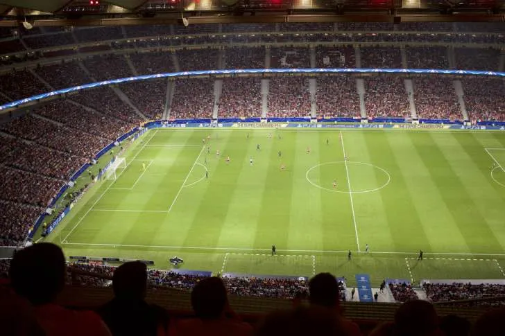 Cảnh người hâm mộ Atletico Madrid cuồng nhiệt trên khán đài Estadio Metropolitano.