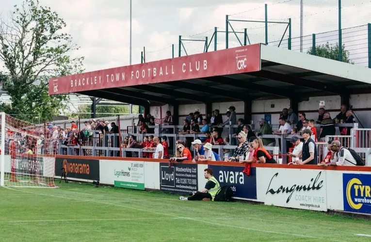 Cảnh tượng ngày thi đấu tại St James Park Brackley với đông đảo người hâm mộ