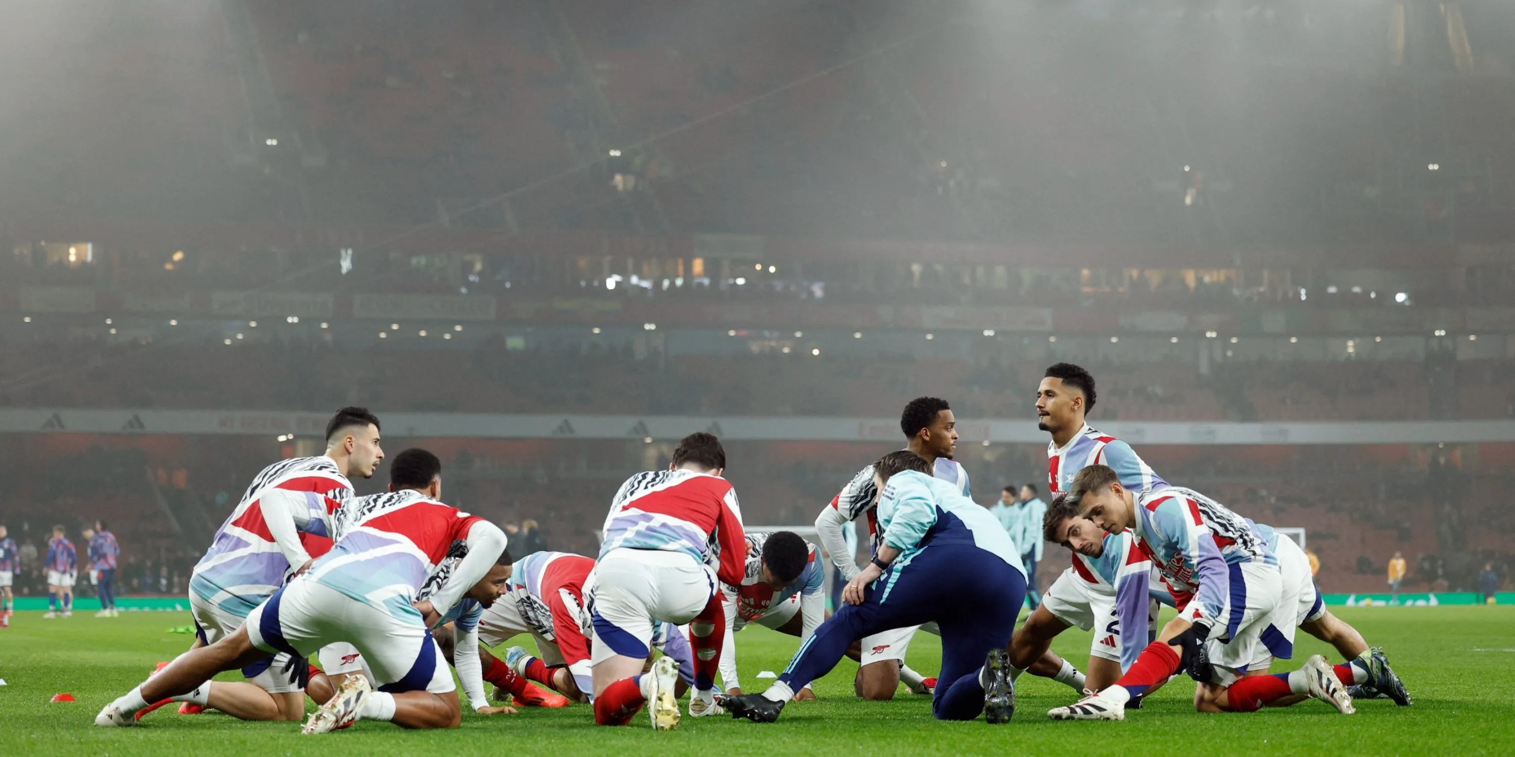 Cầu thủ Arsenal trong một trận đấu Premier League, thể hiện tinh thần thi đấu của Pháo Thủ