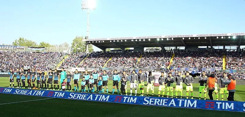 Cầu thủ Atalanta và Bologna tranh chấp bóng quyết liệt trong trận đấu tại Gewiss Stadium