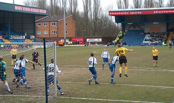 Cầu thủ Bury FC ăn mừng chiến thắng 2-1 trước đối thủ Rochdale ngay tại Gigg Lane
