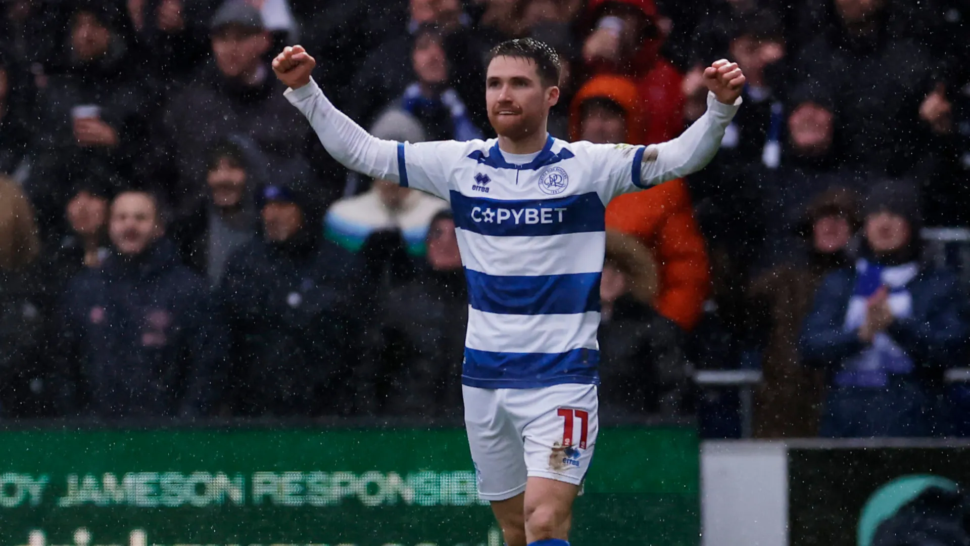 Cầu thủ chạy cánh Paul Smyth trong màu áo QPR