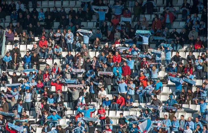Cổ động viên Celta Vigo khoác khăn truyền thống, tạo không khí lễ hội trên khán đài Balaídos.