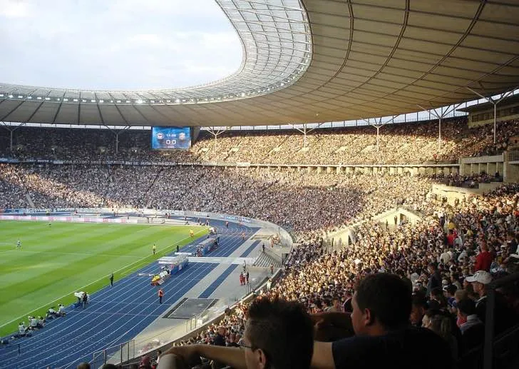 Cổ động viên Hertha Berlin cuồng nhiệt trên khán đài Olympiastadion
