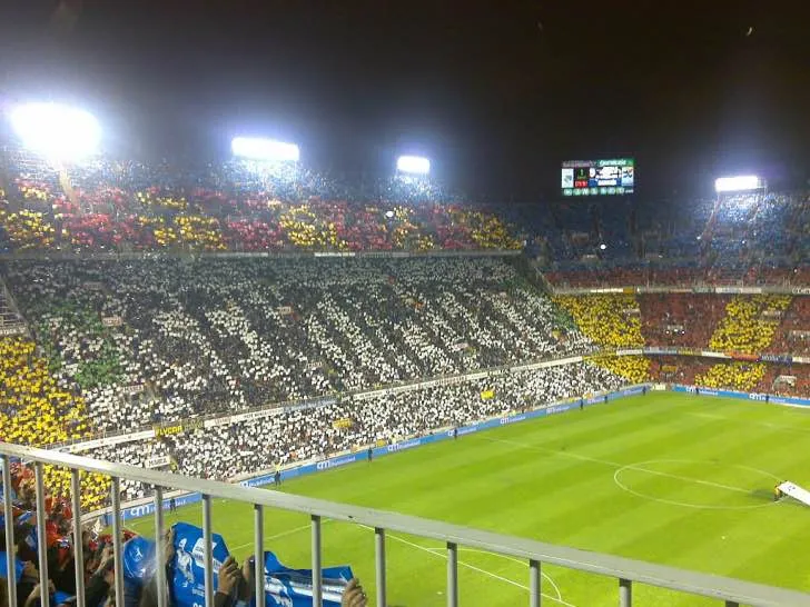 Cổ động viên Valencia tại sân Mestalla, tạo nên bức tranh đầy màu sắc